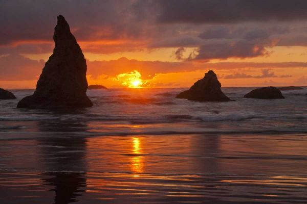 USA, Oregon, Bandon Beach Sunset and sea stacks